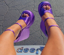 Load image into Gallery viewer, Carrio in Purple SIZE 6.5
