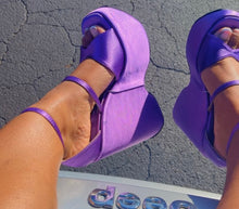 Load image into Gallery viewer, Carrio in Purple SIZE 6.5
